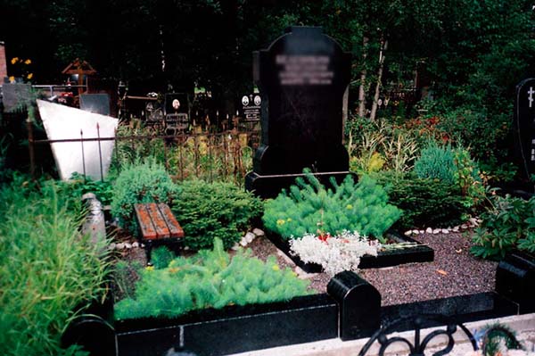 Як красиво посадити квіти на могилу: кращі поради та рекомендації