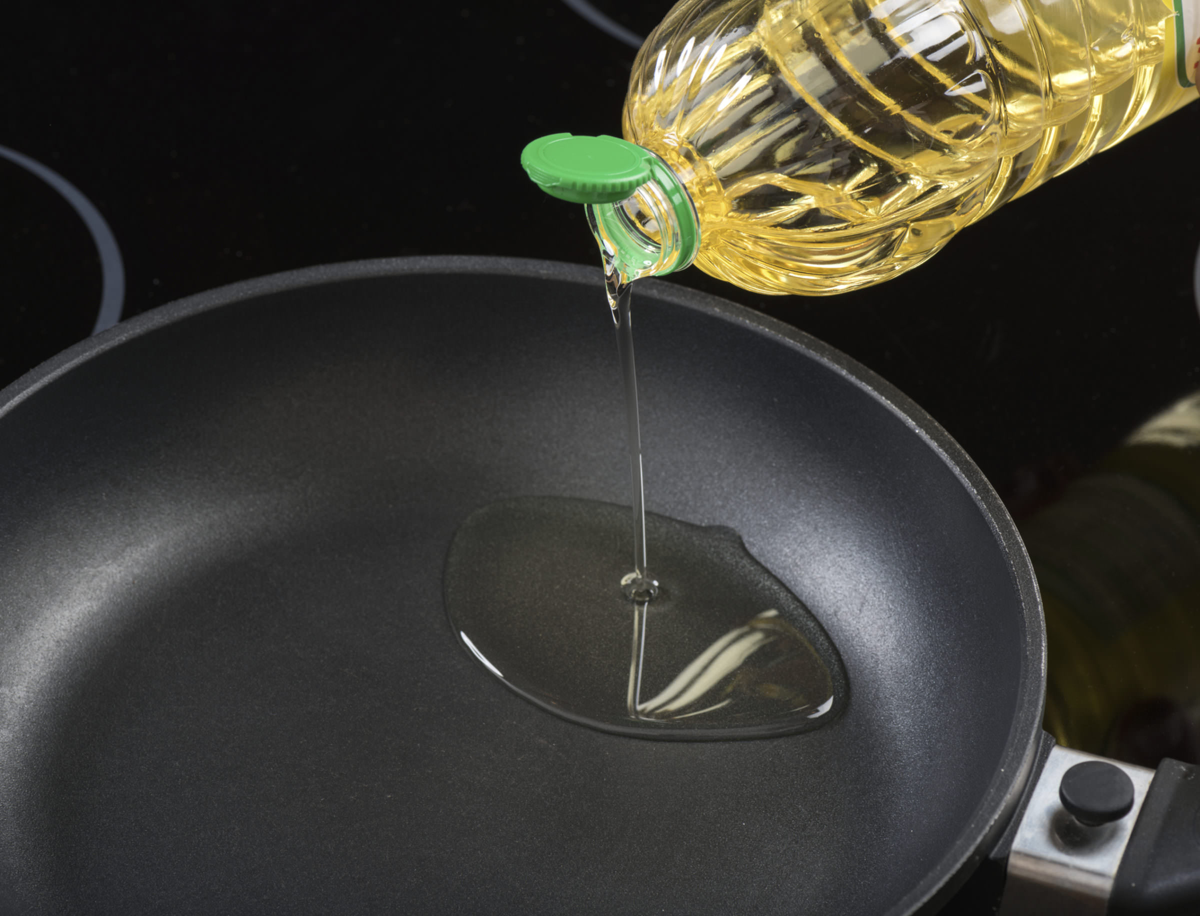 В кипящую воду можно налить растительное масло. Растительное масло на сковороде. Сковородка с маслом. Разогреть сковороду. Подсолнечное масло на сковороде.